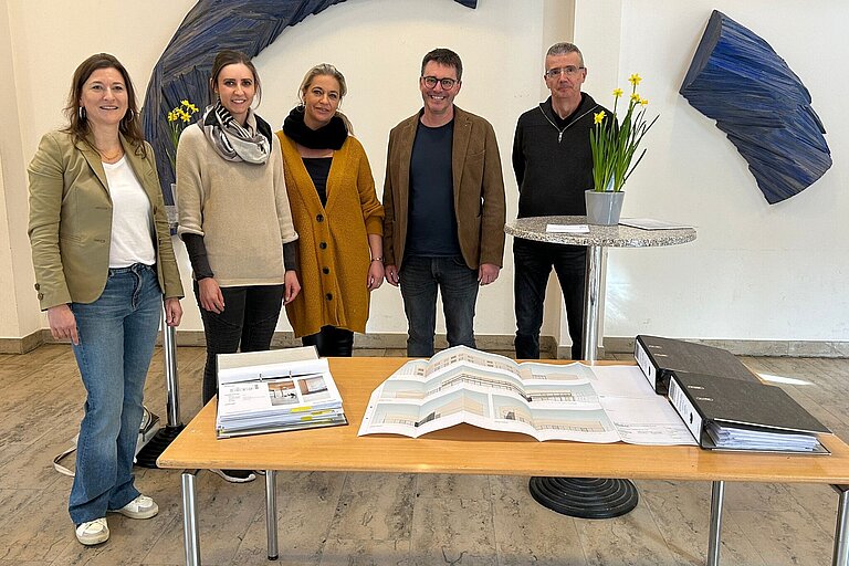 Bild von links: Stadtbaumeisterin Annegret Michler, Carina Hager, Leiterin des Kindergartens Nicole Salzinger, Pfarrer Siegfried Martin, Hans Huttenloher