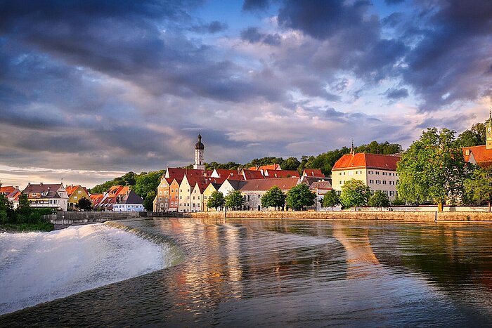 Lechwehr in Landsberg am Lech: Historisches vierstufiges Wehr im Lech mit Mühlbach-Ableitung und Floßgasse-Umgehung bei sonnigem Wetter.