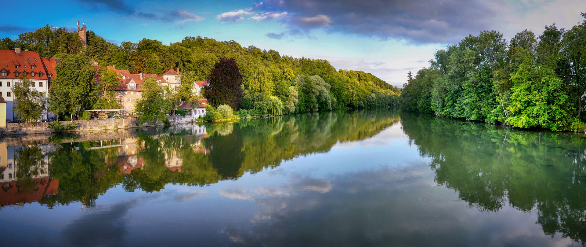 Ruhig fließender Fluss in Landsberg am Lech