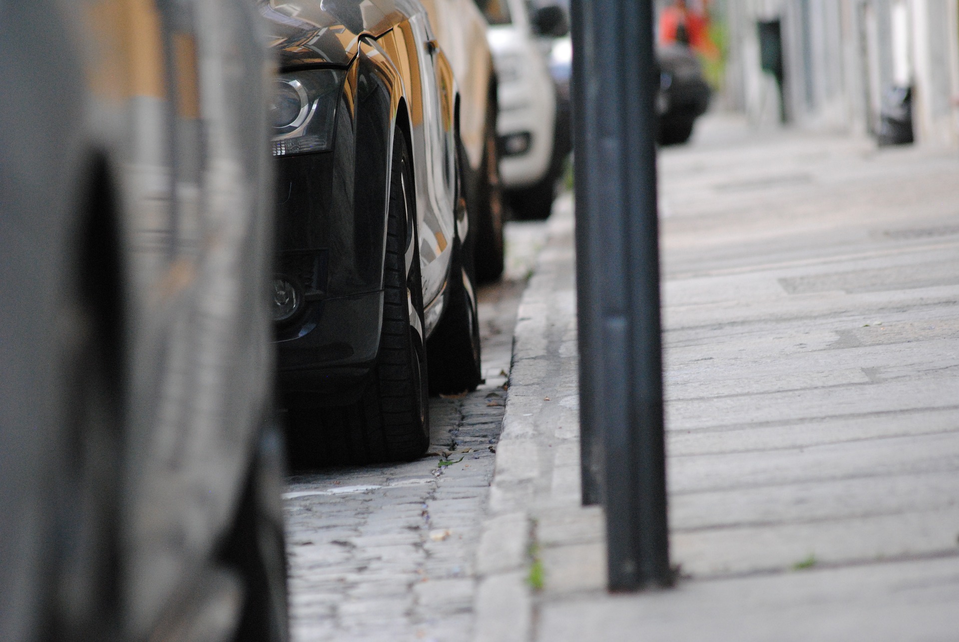 Autos parken am Straßenrand