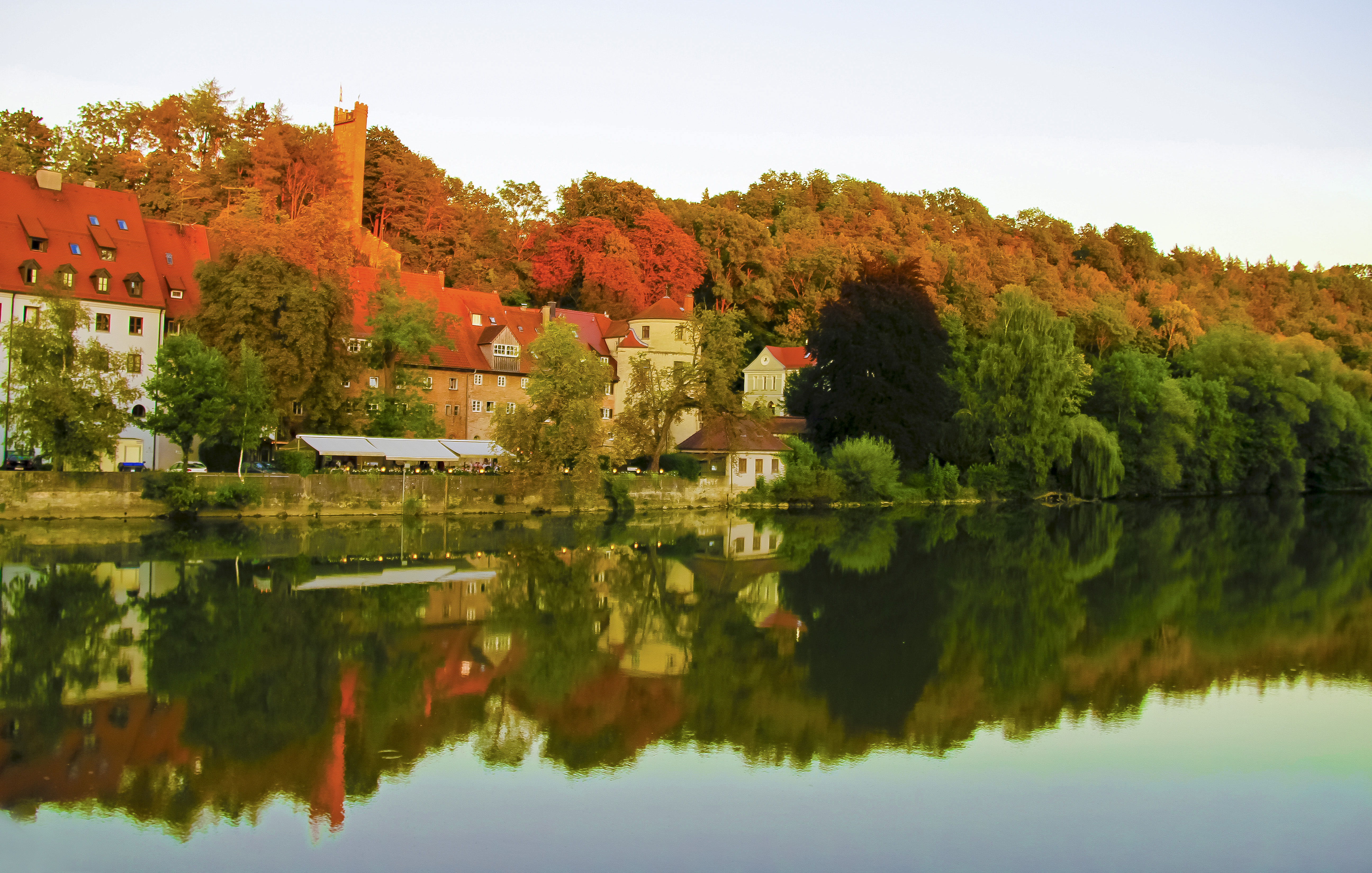 Das Bild zeigt ein Ausschnitt des Stadtgebietes Klösterl, den Lech und den Landsberger Wildpark.